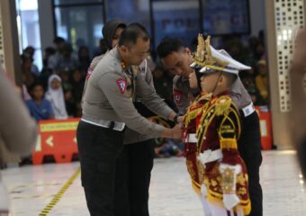 Tarunanews.com Wakapolda Jatim Serahkan Trophy 3 Pemenang Lomba Pocil Sambut Hari Bhayangkara Ke 78 Img 20240627 Wa0124 340x240