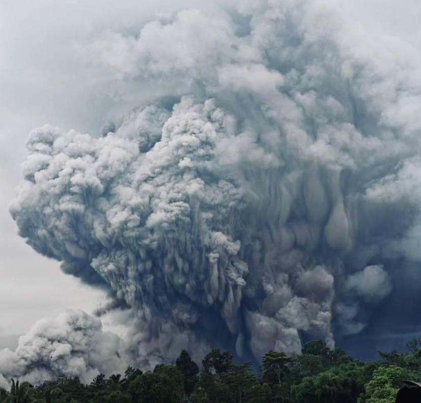 Foto: Erupsi Gunung Semeru dengan kolom abu setinggi 2.000 meter terlihat dari kawasan Lumajang, Jawa Timur.