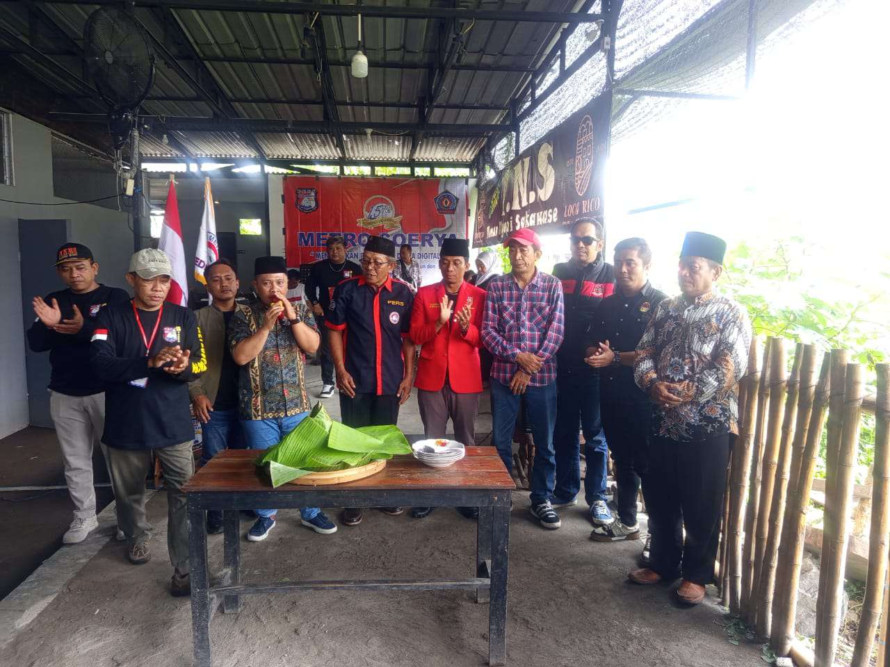 Foto: Perayaan HUT ke-15 Media Metro Soerya di Surabaya dengan santunan anak yatim dan tasyakuran.