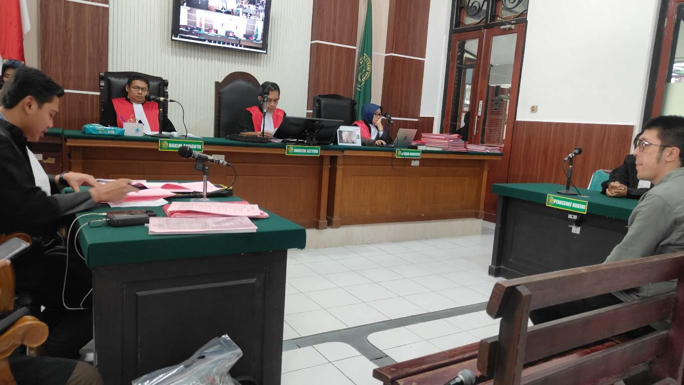 Foto: Persidangan kasus KDRT di Pengadilan Negeri Surabaya.