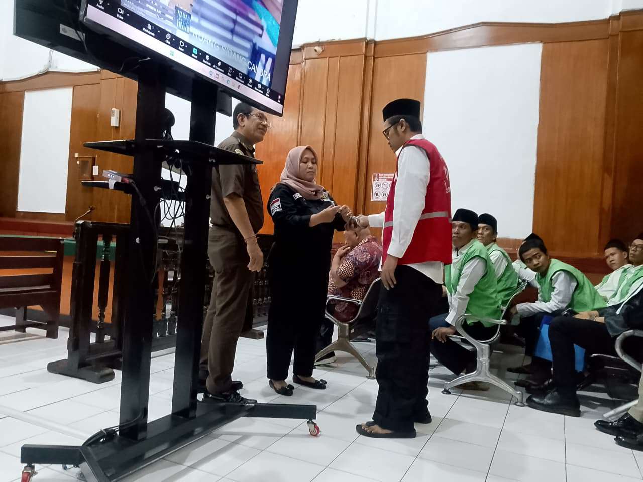 Foto: Aggie Pratama saat menjalani sidang dugaan perantara ganja di Pengadilan Negeri Surabaya.