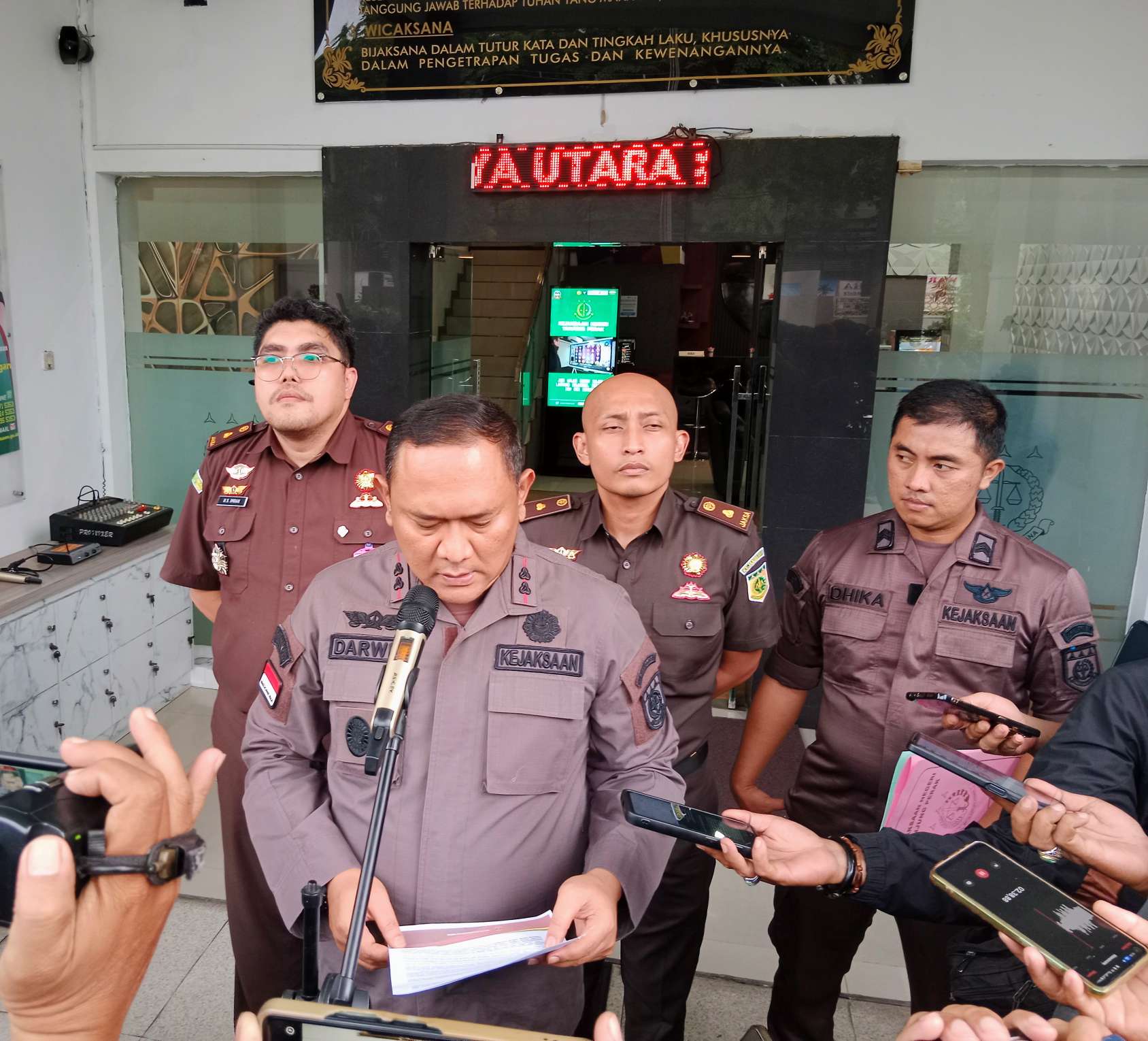 Foto: Kejaksaan Negeri Tanjung Perak mengumumkan penetapan enam tersangka kasus korupsi pengerukan kolam Pelabuhan Tanjung Perak.