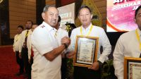 Foto: Kasat Resnarkoba Polres Gresik AKP Ahmad Yani menerima penghargaan Polda Jatim 2025 di Hotel The Singhasari Resort Batu.