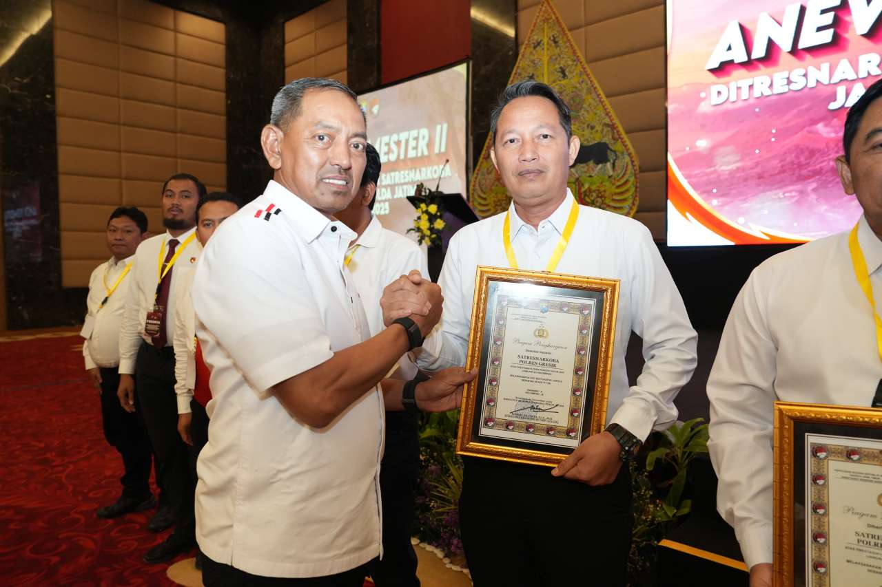Foto: Kasat Resnarkoba Polres Gresik AKP Ahmad Yani menerima penghargaan Polda Jatim 2025 di Hotel The Singhasari Resort Batu.