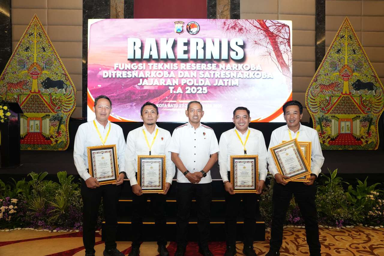 Foto: Kasat Resnarkoba Polres Gresik AKP Ahmad Yani menerima penghargaan Polda Jatim 2025 di Hotel The Singhasari Resort Batu.