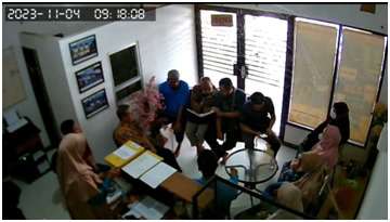 Foto: Notaris Sujayanto ditetapkan sebagai tersangka dugaan penggelapan sertifikat PT JASAPRO oleh Polres Sidoarjo.