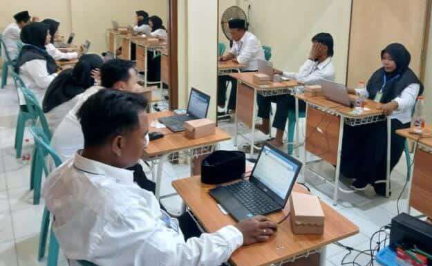 Foto: Pj Kepala Desa Datinawong memberikan klarifikasi terkait isu pungli dalam rekrutmen perangkat desa.