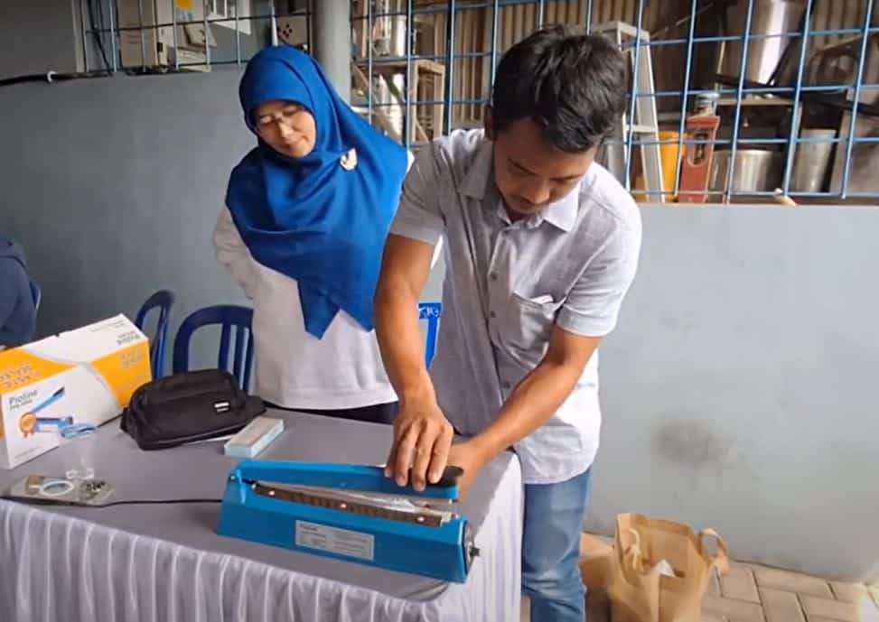 Foto: Pelatihan pengemasan dan pemasaran kompos oleh Tim PkM Unesa di Dusun Brau Kota Batu