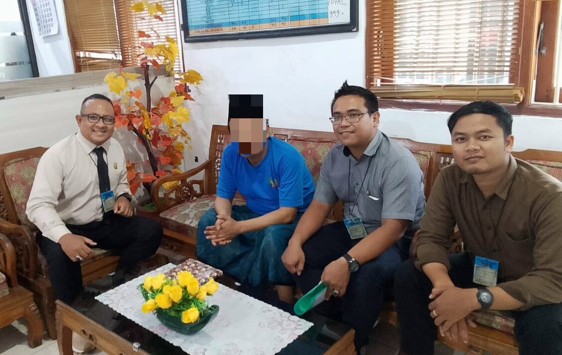 Foto: Penasihat Hukum Dedy Luqman Hakim memberikan penjelasan hukum terkait legalitas laporan Polisi melalui kuasa hukum di Kediri.