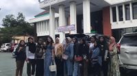 Foto: Para Korban Arisan Bodong Yang Dikelola Oleh Mantan Oknum Anggota Bhayangkari Polres Blitar Ikut Menghadiri Dan Mengawal Proses Hukum di Pengadilan Negeri Blitar