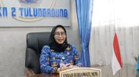 Foto: Kepala SMKN 2 Tulungagung Endah Susilowati memberikan pernyataan terkait sengketa informasi data BPOPP–BOS.