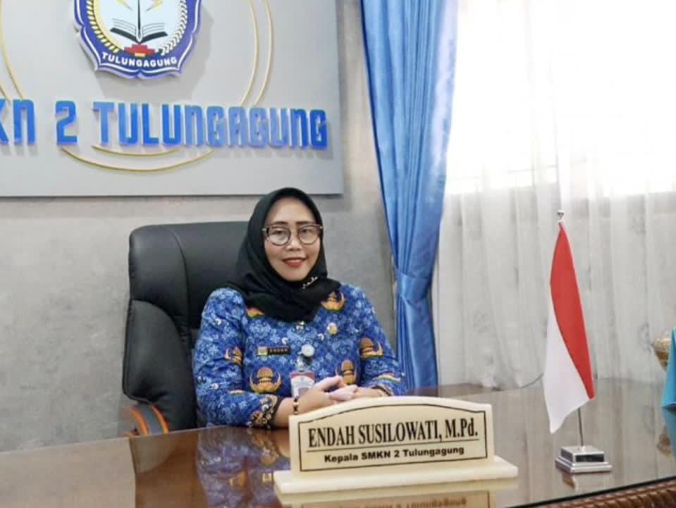 Foto: Kepala SMKN 2 Tulungagung Endah Susilowati memberikan pernyataan terkait sengketa informasi data BPOPP–BOS.