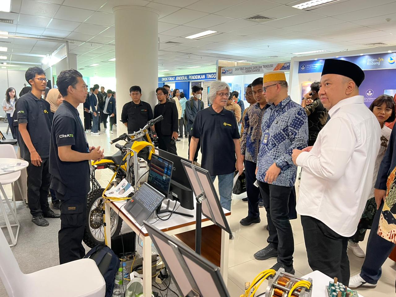 Foto: suasana PENSASI Berdampak 2025 menampilkan stan inovasi mahasiswa dan dosen PENS di Gedung Pasca Sarjana Terapan Surabaya.
