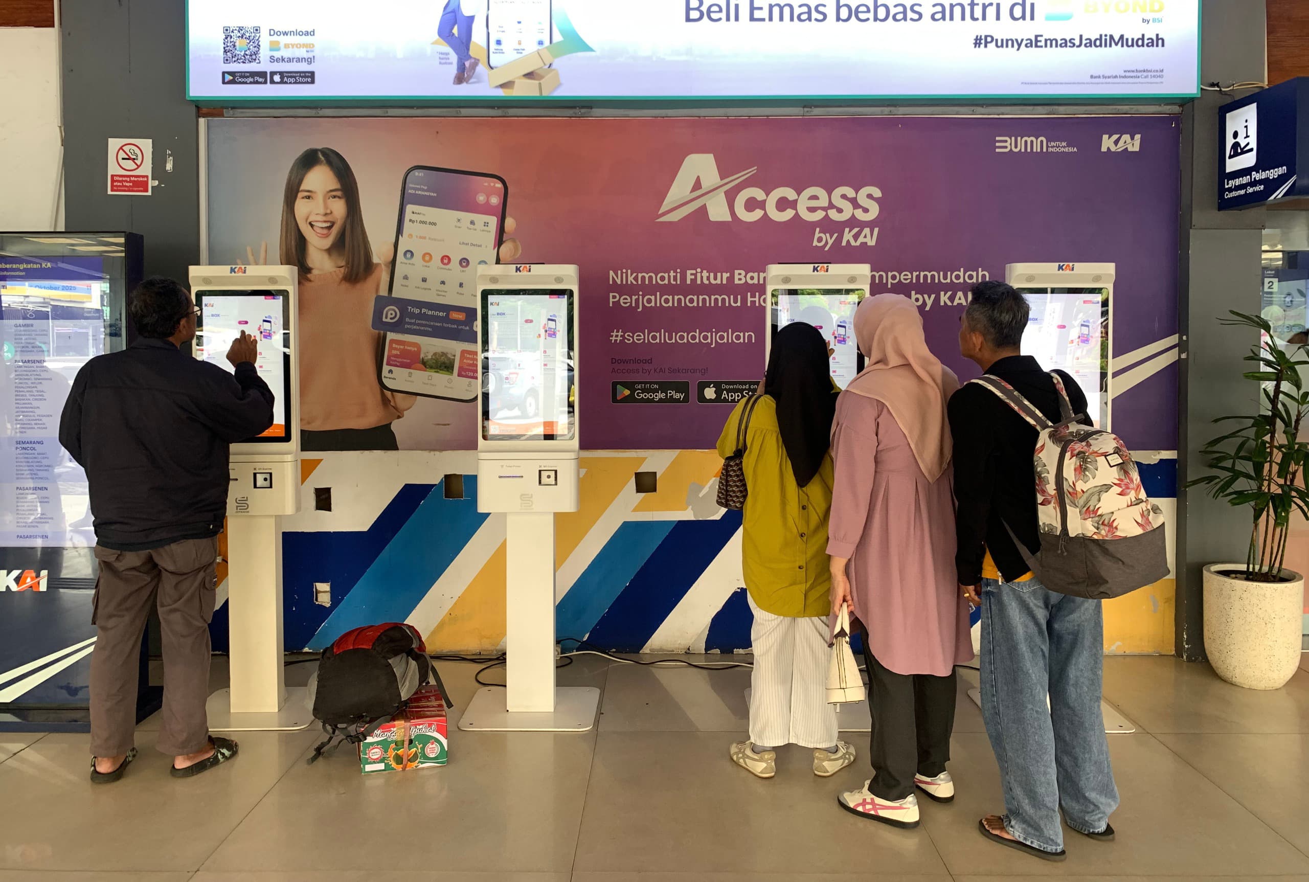 Foto: Petugas KAI Daop 8 Surabaya melakukan pemeriksaan jalur kereta setelah pemulihan operasional pasca anjlokan KA Barang Aksa Cargo