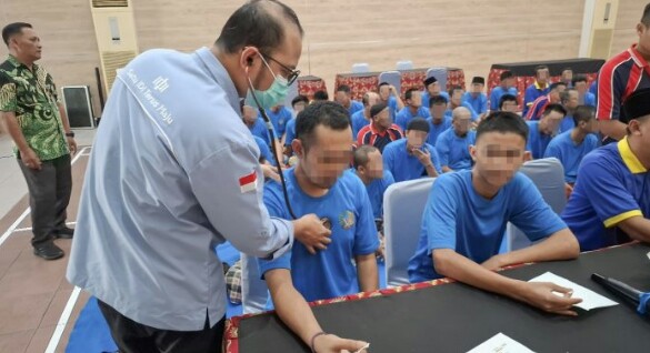 Foto: Petugas medis Dinas Kesehatan Kota Kediri melakukan pemeriksaan kesehatan gratis kepada WBP di Lapas Kediri