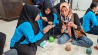 Foto: Peserta WBP Lapas Kelas IIA Kediri mengikuti pelatihan merajut bersama PT Arta Jayendra Perkasa.