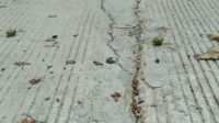 Foto: Kerusakan rabat beton Desa Sumurgenuk yang retak dan pecah diduga akibat pekerjaan tidak sesuai RAB.