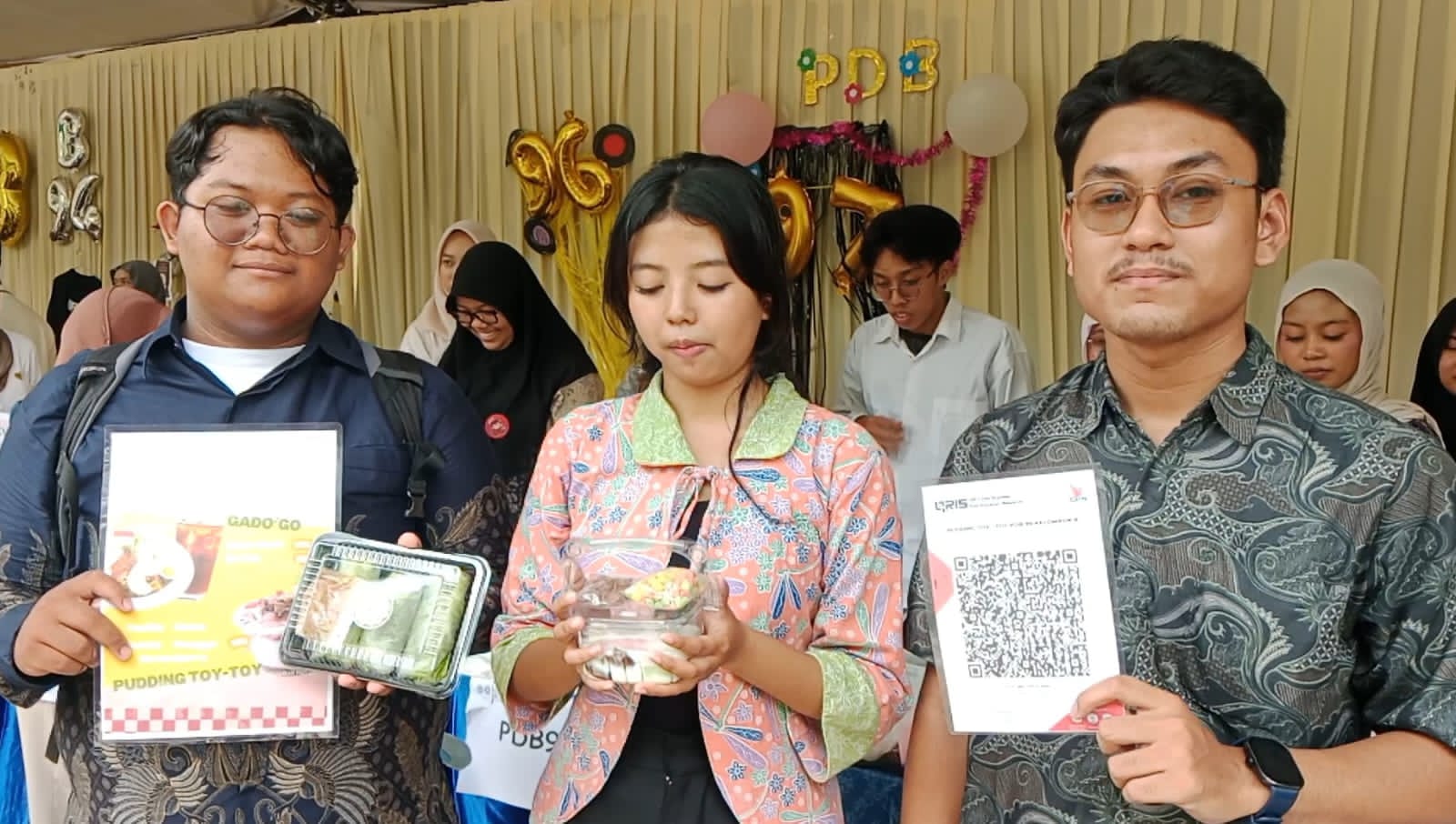 Foto: Mahasiswa Unair mempresentasikan produk inovatif Pudding Toy Toy dalam Expo Kewirausahaan di kampus Surabaya.
