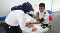 Foto: Petugas KAI Daop 8 Surabaya mengikuti tes kebugaran di Klinik Mediska sebagai persiapan layanan Nataru 2025–2026.