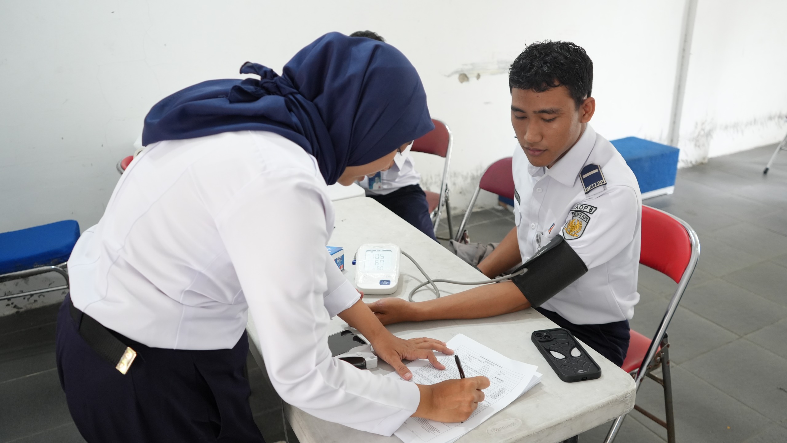 Foto: Petugas KAI Daop 8 Surabaya mengikuti tes kebugaran di Klinik Mediska sebagai persiapan layanan Nataru 2025–2026.
