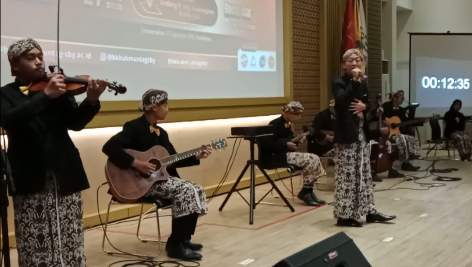 Foto: Penampilan peserta kompetisi Orkes Keroncong Nasional UNCC 2025 di Auditorium Untag Surabaya.
