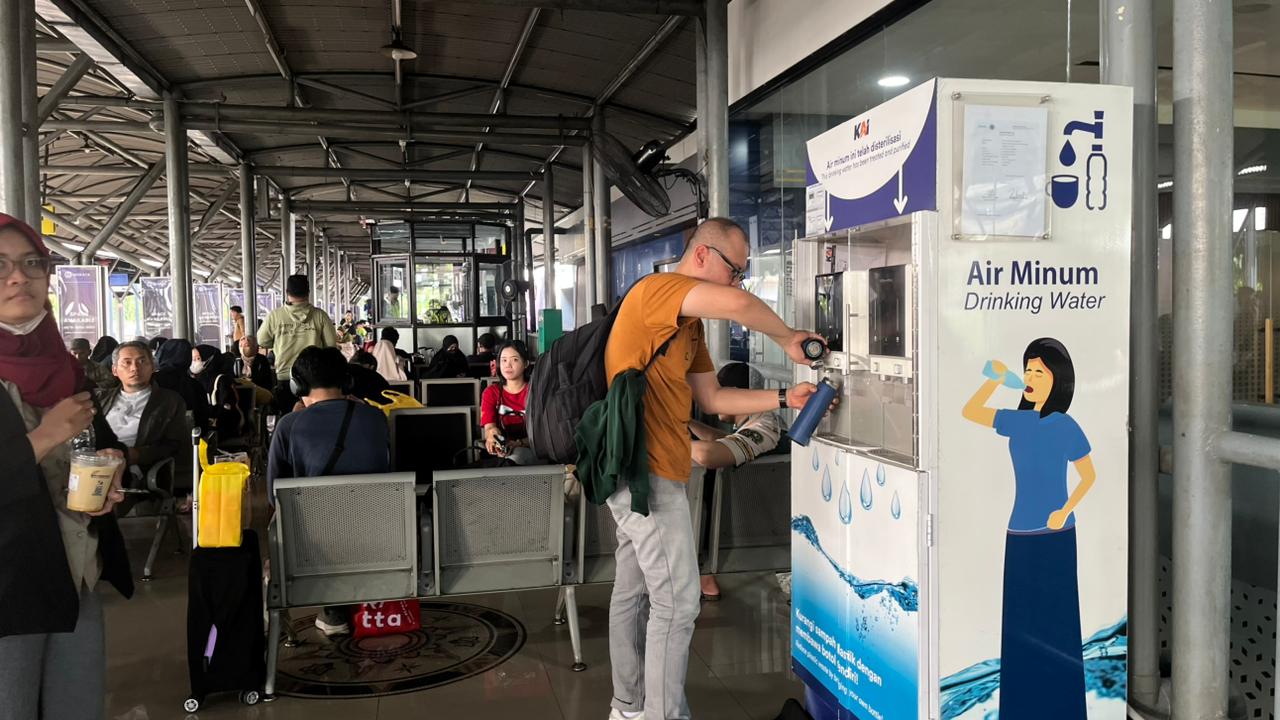 Foto: Petugas KAI Daop 8 Surabaya memberikan sosialisasi penggunaan tumbler dan layanan Lost and Found di stasiun.