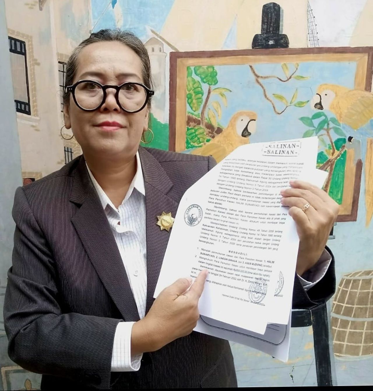 Foto: Kuasa Hukum Pemohon, Jelis Lunoriyati, S.H., M.H, menunjukan Amar Putusan MA, yang telah berkekuatan hukum tetap (inkracht) sejak 2022.