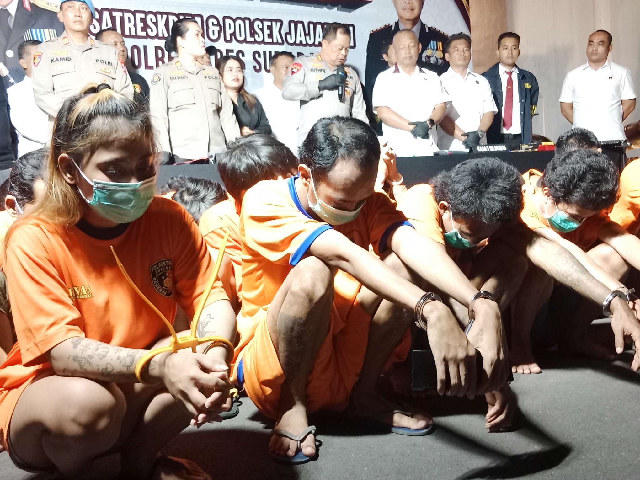 Foto: Polrestabes Surabaya menunjukkan 42 tersangka dan barang bukti hasil pengungkapan kasus curanmor periode Oktober November 2025.