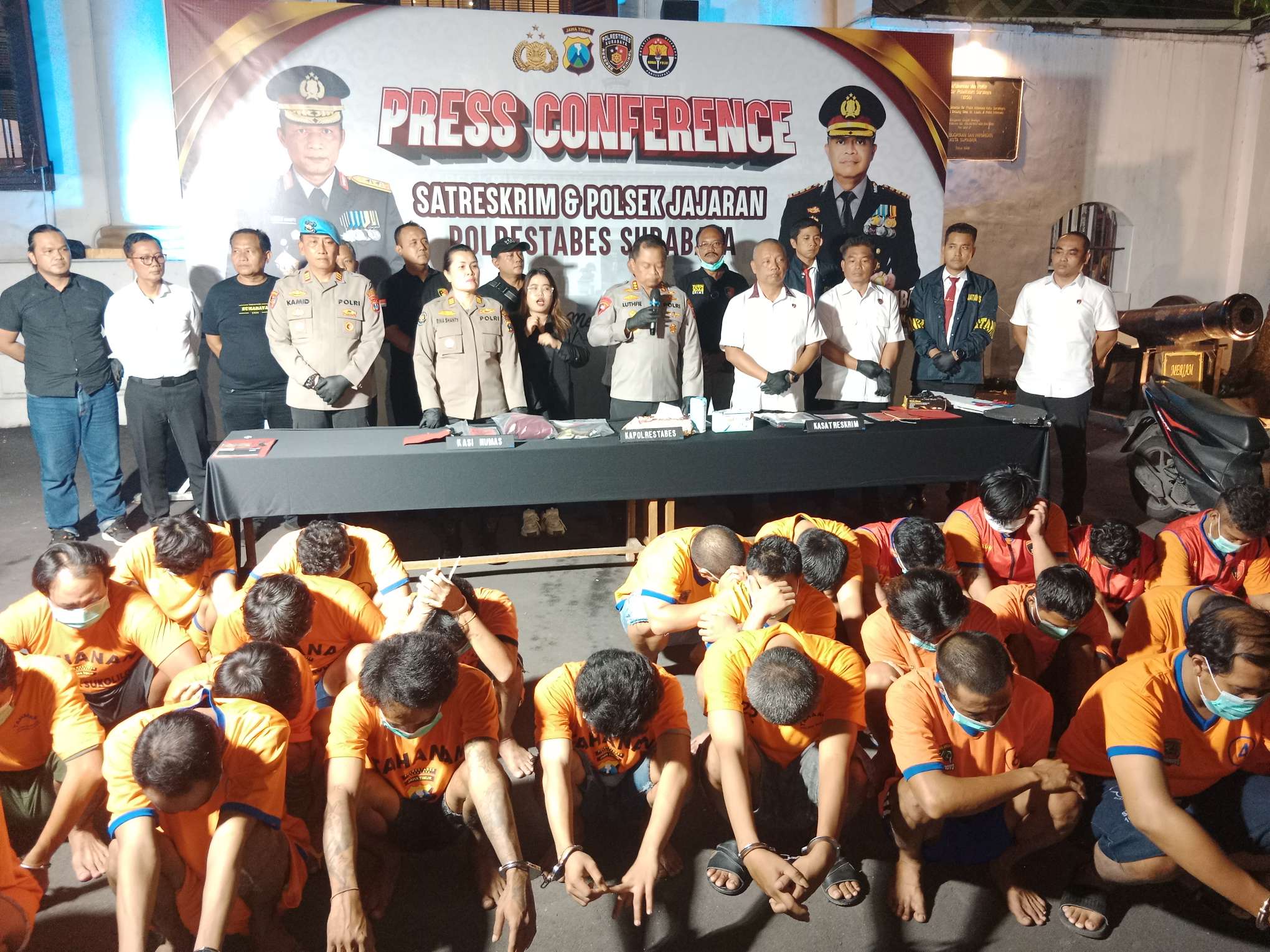 Foto: Polrestabes Surabaya menunjukkan 42 tersangka dan barang bukti hasil pengungkapan kasus curanmor periode Oktober November 2025.