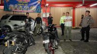 Foto: Petugas Polrestabes Surabaya mengamankan motor balap liar dalam operasi dini hari di kawasan Ngagel
