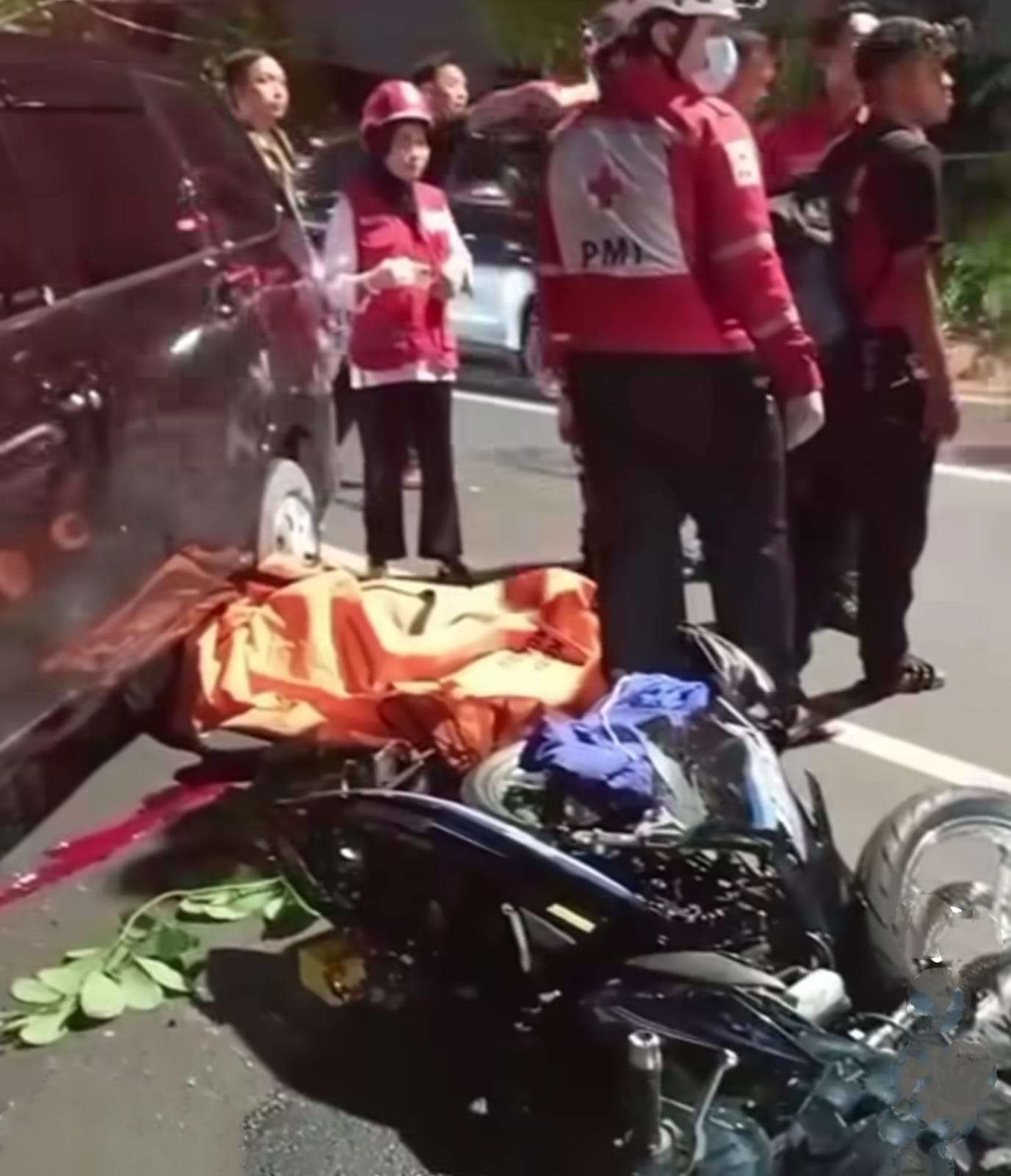 Foto: Evakuasi korban kecelakaan maut di Jalan Jagir Wonokromo Surabaya oleh petugas BPBD dan PMI.