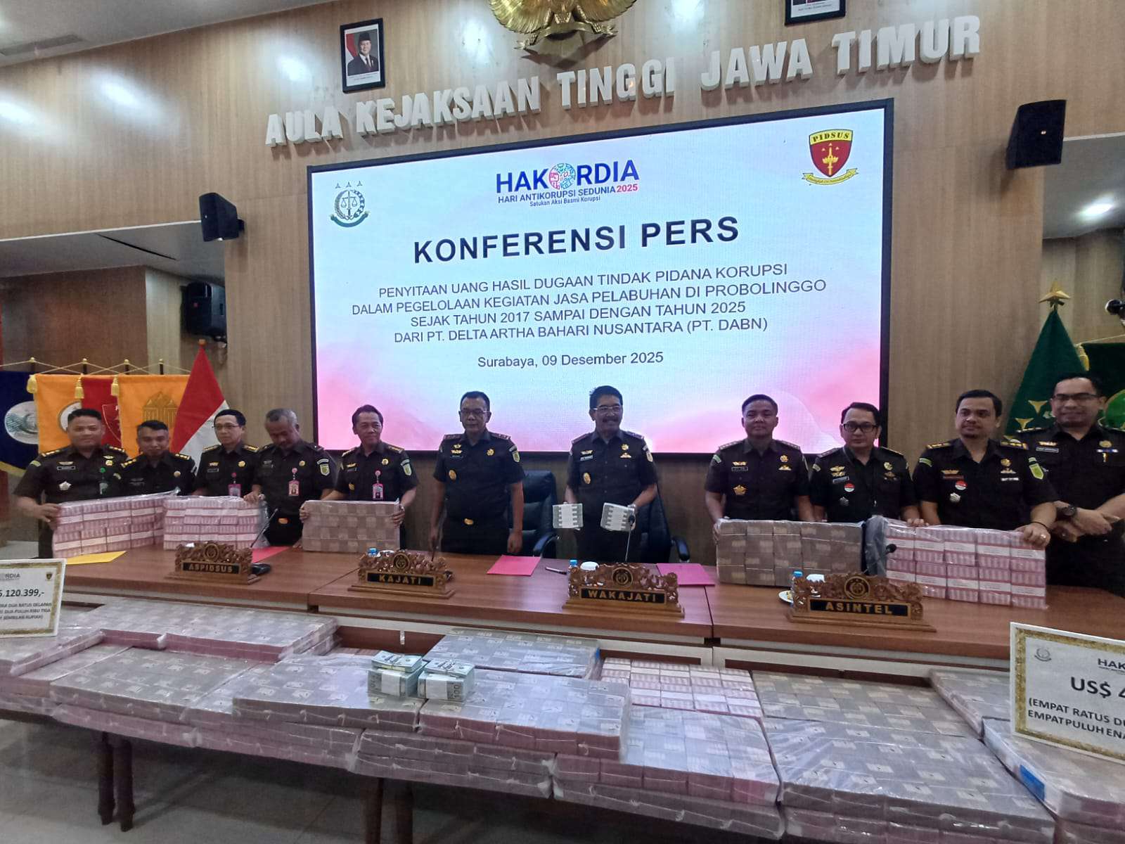 Foto: Kejati Jatim saat memaparkan penyitaan aset dan dana dalam kasus dugaan korupsi PT DABN di Pelabuhan Probolinggo