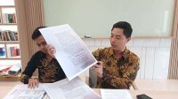 Foto: Kuasa hukum buruh CV Zion, Edo Prasetyo Tantiono, memberikan keterangan terkait dugaan selisih dana hasil penjualan aset perusahaan.