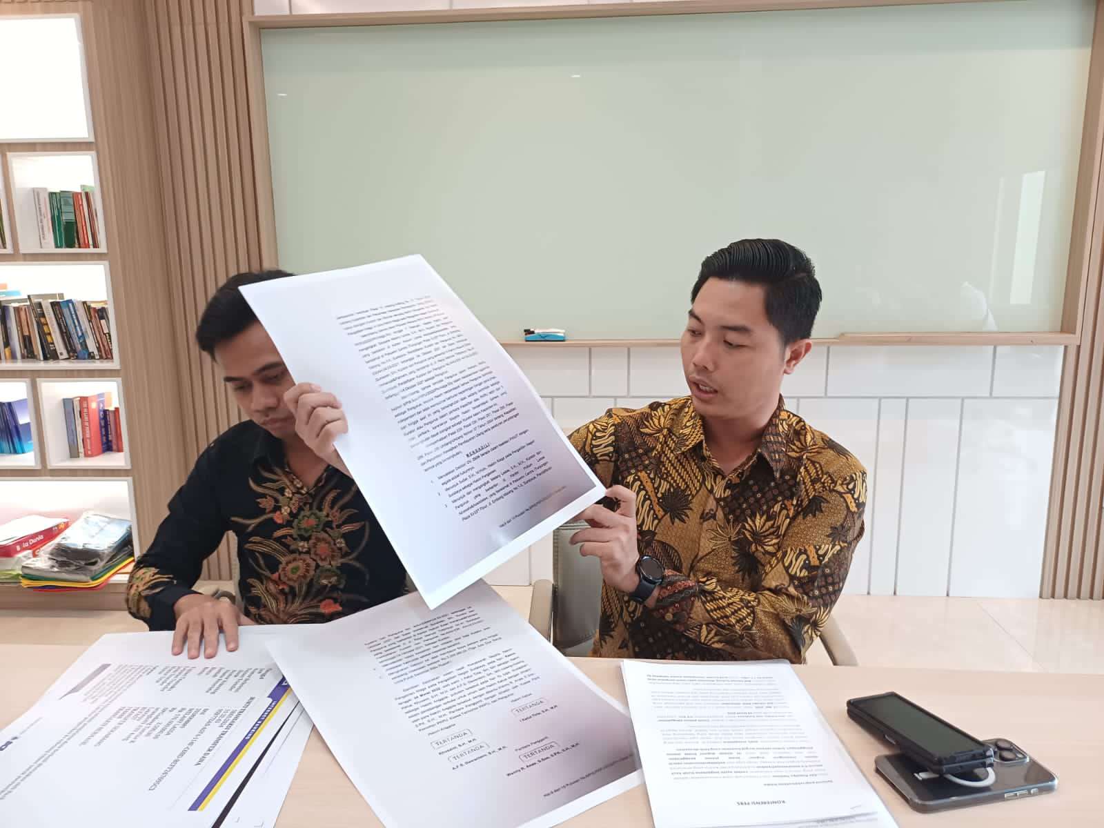 Foto: Kuasa hukum buruh CV Zion, Edo Prasetyo Tantiono, memberikan keterangan terkait dugaan selisih dana hasil penjualan aset perusahaan.