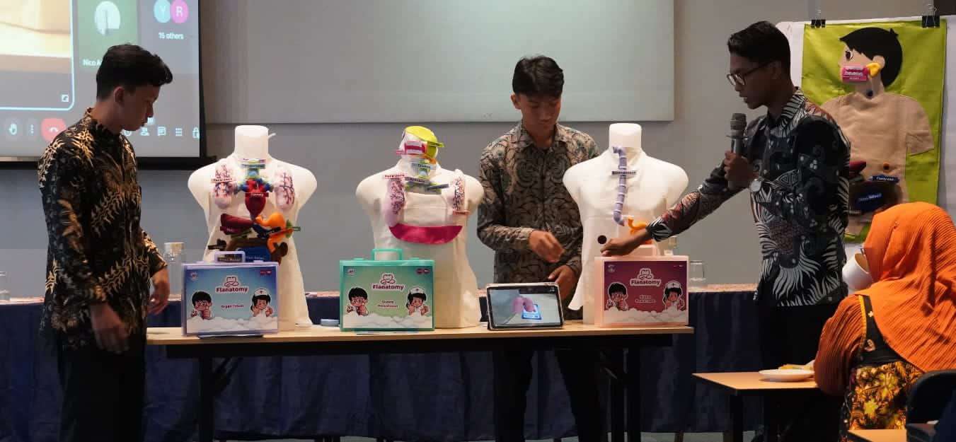 Foto: Anak-anak SLB menggunakan Flanatomy puzzle 3D berbahan flanel dengan fitur augmented reality dalam pembelajaran biologi.