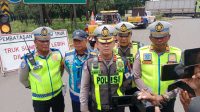 Foto: Petugas PJR Ditlantas Polda Jatim melakukan pembatasan angkutan barang di ruas jalan tol dan jalur arteri Jawa Timur selama Nataru 2025–2026.