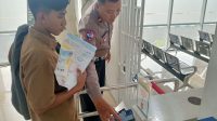 Foto: Pelayanan prima petugas Satpas SIM Colombo Surabaya kepada pemohon SIM