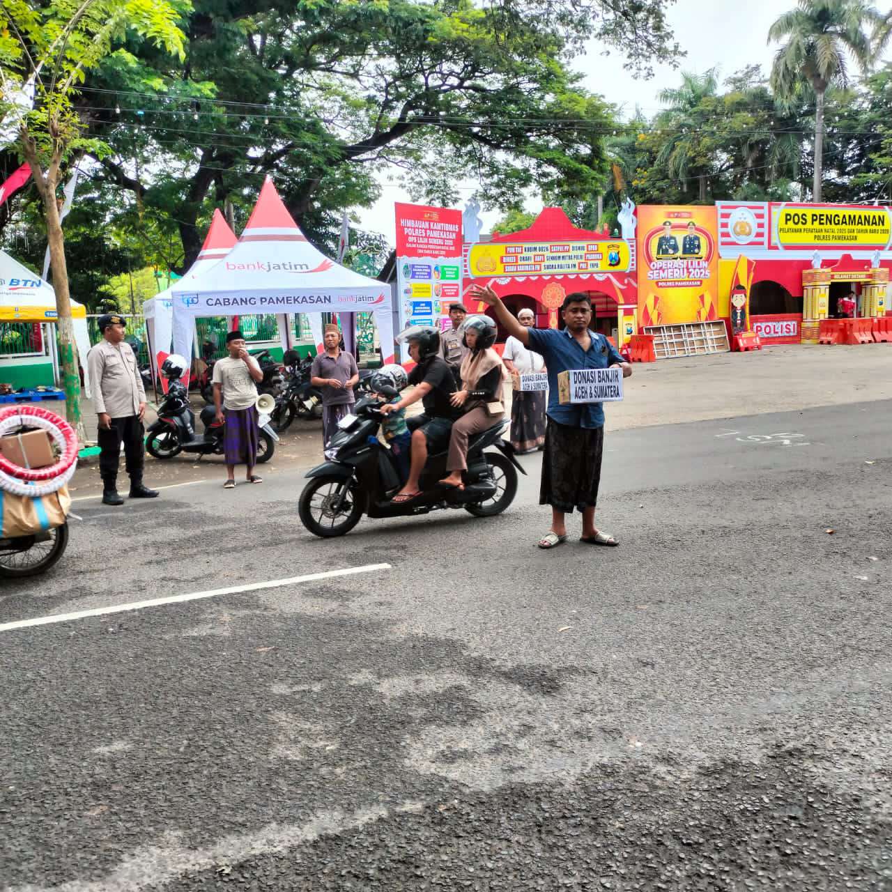 Foto: Posko penggalangan dana FP3TI dan AWP di Monumen Arek Lancor Pamekasan untuk korban banjir Aceh dan
