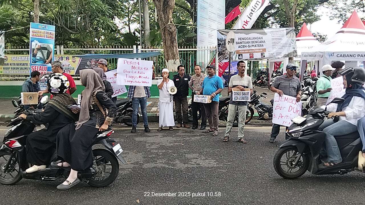 Foto: Posko penggalangan dana FP3TI dan AWP di Monumen Arek Lancor Pamekasan untuk korban banjir Aceh dan