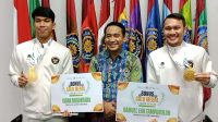 Foto: Rektor UMSURA Mundakir bersama Samuel Eko Putra Tampubolon dan Israr Megantara usai peraih emas SEA Games 2025
