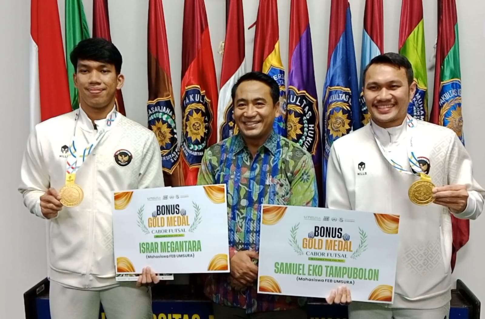 Foto: Rektor UMSURA Mundakir bersama Samuel Eko Putra Tampubolon dan Israr Megantara usai peraih emas SEA Games 2025