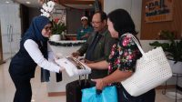 Foto: Menteri Koordinator AHY bersama jajaran KAI dan KAI Wisata menyapa pelanggan kereta api di Stasiun Gambir saat libur Natal dan Tahun Baru