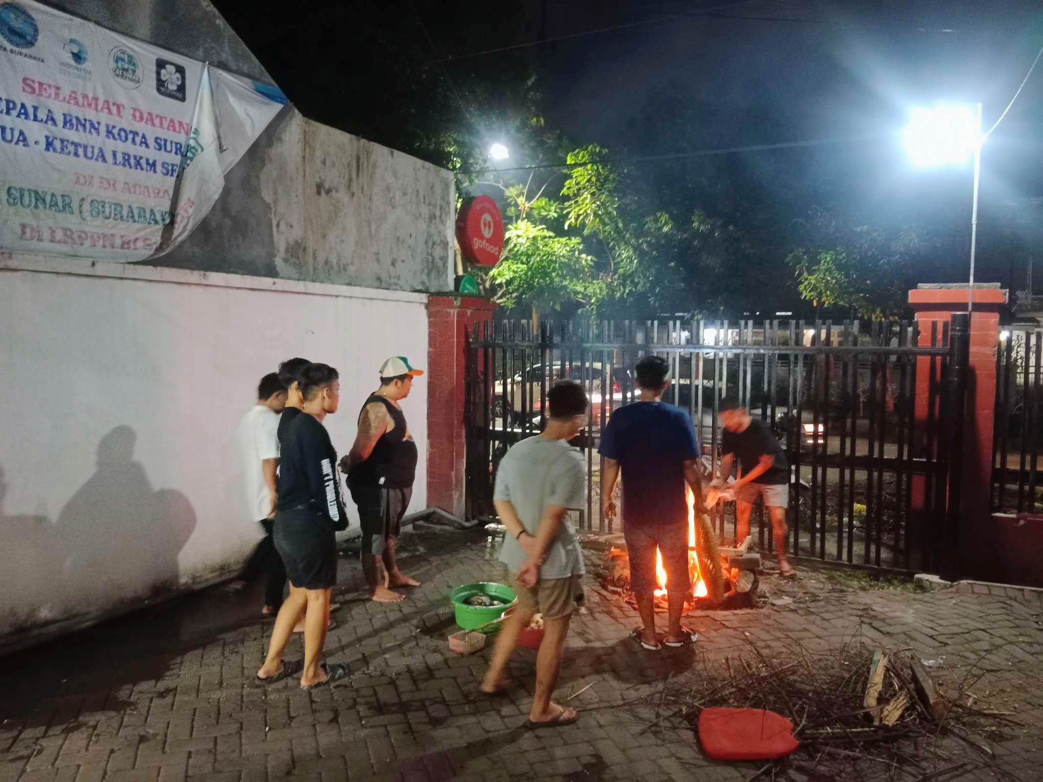 Foto: Residen dan pengurus LRPPN-BI Surabaya menggelar kegiatan bakar ikan bersama dalam suasana kekeluargaan menyambut Tahun Baru 2026.
