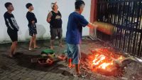 Foto: Residen dan pengurus LRPPN-BI Surabaya menggelar kegiatan bakar ikan bersama dalam suasana kekeluargaan menyambut Tahun Baru 2026.