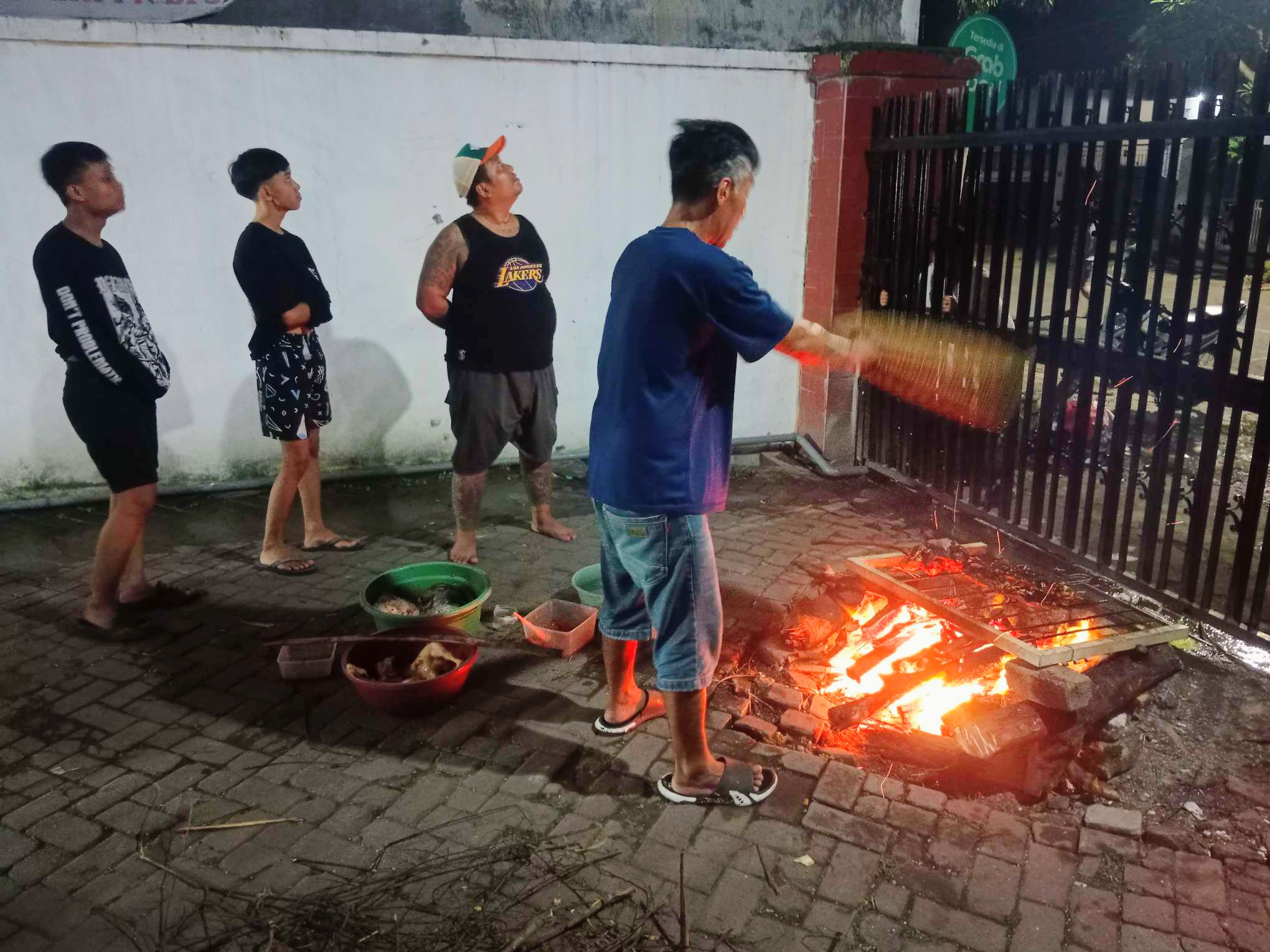Foto: Residen dan pengurus LRPPN-BI Surabaya menggelar kegiatan bakar ikan bersama dalam suasana kekeluargaan menyambut Tahun Baru 2026.