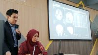 Foto: Peserta sertifikasi internasional Advanced Medical Imaging di Fakultas Vokasi Unair bekerja dengan perangkat Fujifilm