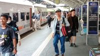 Foto: Penumpang kereta api di Stasiun Surabaya Pasarturi saat periode Nataru 2025–2026