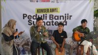 Foto: Mahasiswa UMSurabaya tampil dalam konser amal “Peduli Sumatera” di Lobi At Tauhid Tower sebagai aksi solidaritas untuk korban bencana di Sumatera.