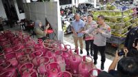 Foto: Polrestabes Surabaya menyita tabung LPG hasil aplosan dari gudang penyuntikan ilegal di Pasuruan.