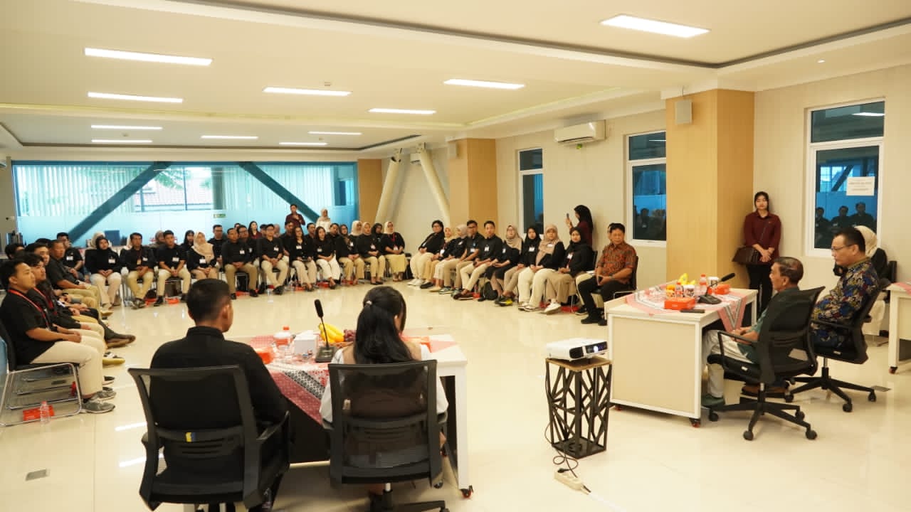 Foto: Pelatihan protokoler dan pelayanan prima YPTA Surabaya bersama tenaga kependidikan Untag Surabaya di Gedung Roeslan Abdulghani